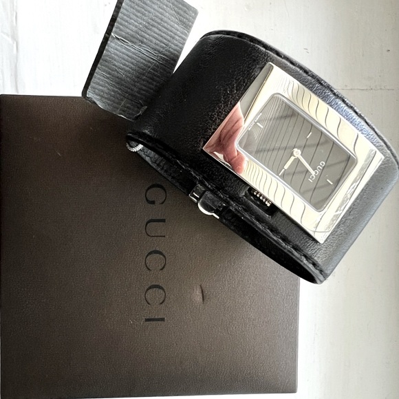 Authentic Vintage Gucci watch with black leather band NIB - Picture 2 of 4